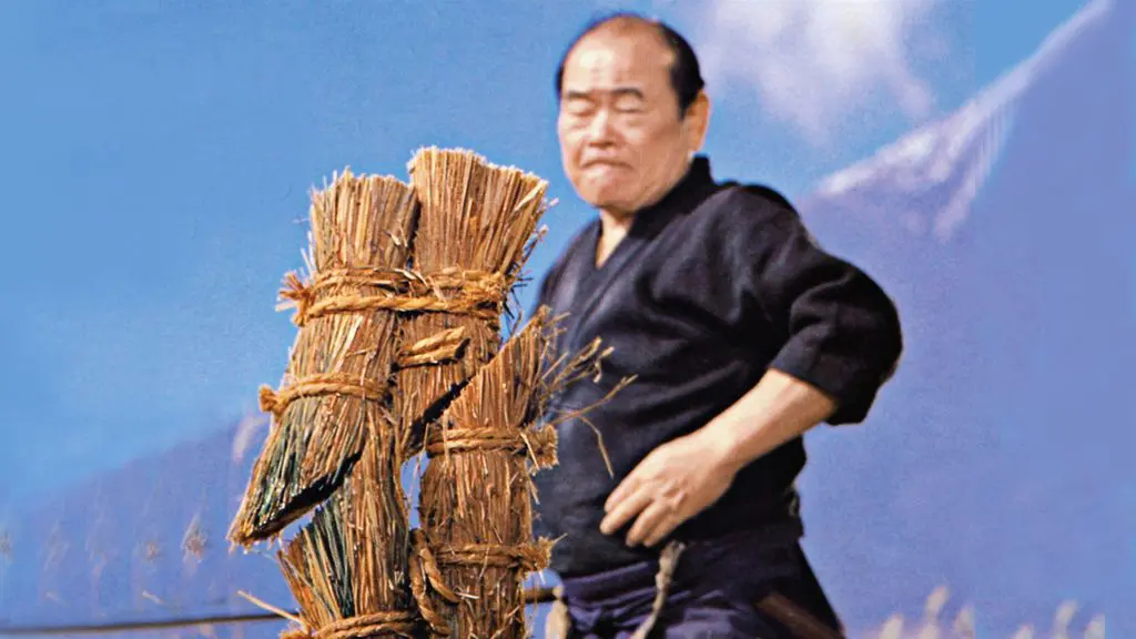 Nakamura Taizaburo tameshigiri - cutting straw with katana